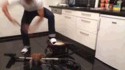 Quand un homme essaye de passer l'aspirateur