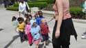 Enfants en laisse
