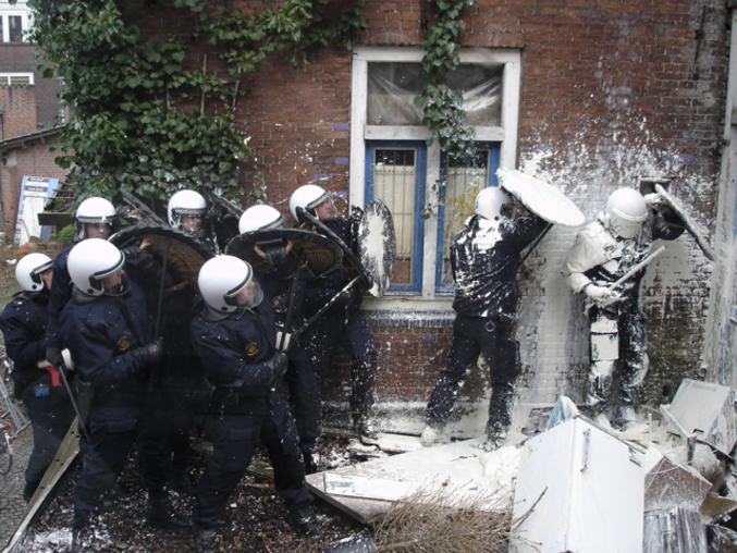 Des policiers attaqués avec des jets de peinture.