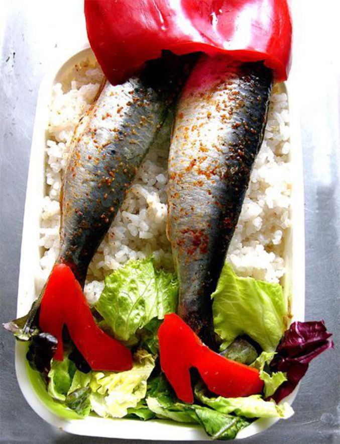 Un plat de sardines joliment arrangé