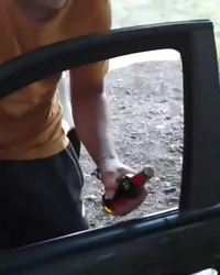 Regis ouvre une bière