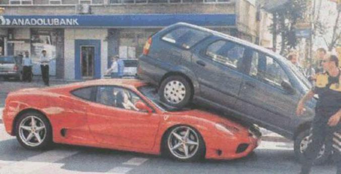 Une Ferrari Modena qui n'a pas freiné assez rapidement.