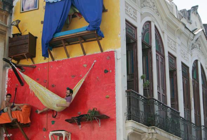Les deux artistes Tiago et Gabriel Primo ont construit une maison suspendue à Rio de Janeiro en 2010 et, pendant l'installation de leur création, ont passé plus de 10 heures par jour. Ils ont dit que le plus dur était la pluie et entendre les défavorisés parler de leur vie dans la rue quand ils essayaient de dormir.