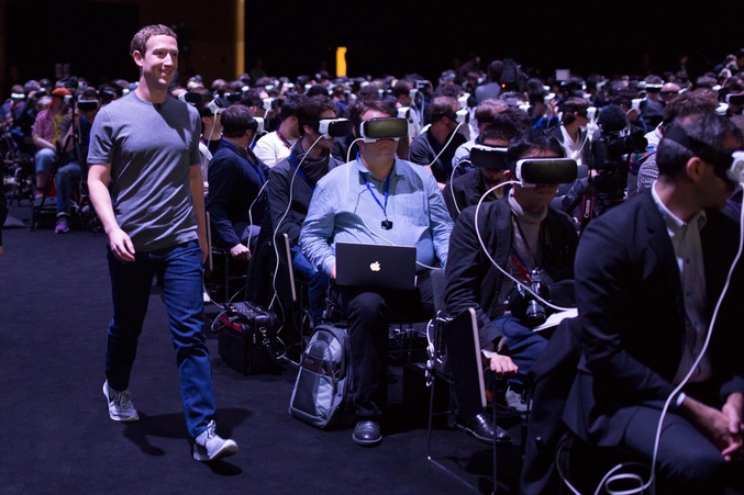 Lors de la présentation du dernier produit Samsung, Mark Zuckerberg, invité spécial de la conférence, est entré dans la salle en profitant de ce que les journalistes étaient absorbés par les lunettes Oculus Rift qu'ils portaient. 
Cela a permis de prendre ce cliché qui revêt une dimension allégorique intéressante !