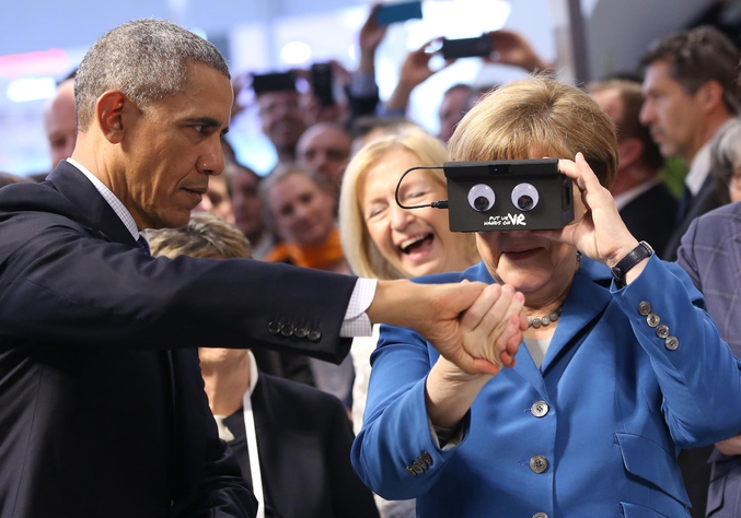 Obama et Merkel visitent la foire industrielle de Hanovre le 25 avril dernier (photo de Christian Charisius pour AFP)