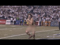 Un streaker fait arrêter un match puis se fait arrêter