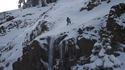 Sauter d'une falaise en ski