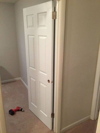 Kan Régis pose une porte d'intérieur...