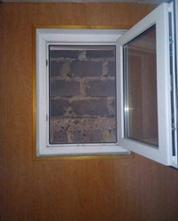 Fenêtre avec vue mer... oups pardon, "avec vue-mur" !