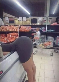 Immonde : des parents abandonnent un enfant seul dans un caddie !