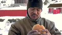 Ils mangent un burger pour la première fois