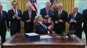 Coronavirus : Trump signe un plan historique de relance de l'économie...
