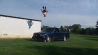 Backflip d'un toit dans un pickup en mouvement