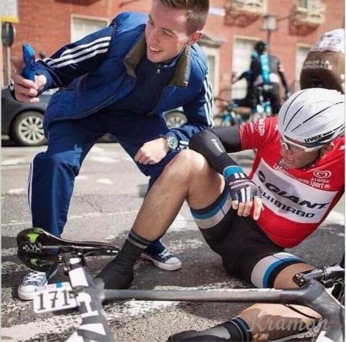 Le cycliste aurait quand même pu faire un effort pour sourire !

Plus d'informations ici : http://www.lequipe.fr/Cyclisme-sur-route/Actualites/Le-selfie-polemique/464764