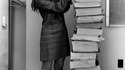 Margaret Hamilton, ingénieur logiciel sur le projet Apollo posant avec son code source