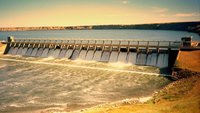 Évacuations du surplus d'eau de barrages