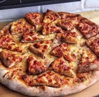 La pizza aux morceaux de pizza