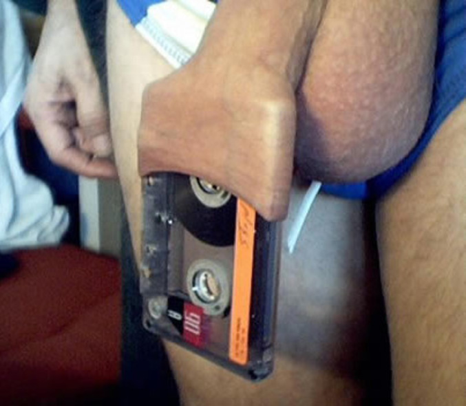 Une cassette (tape) et un penis (sex).