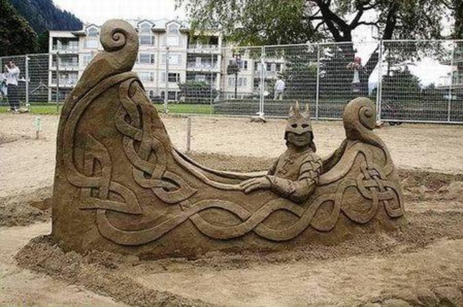 Une sculpture de sable représentant un drakkar