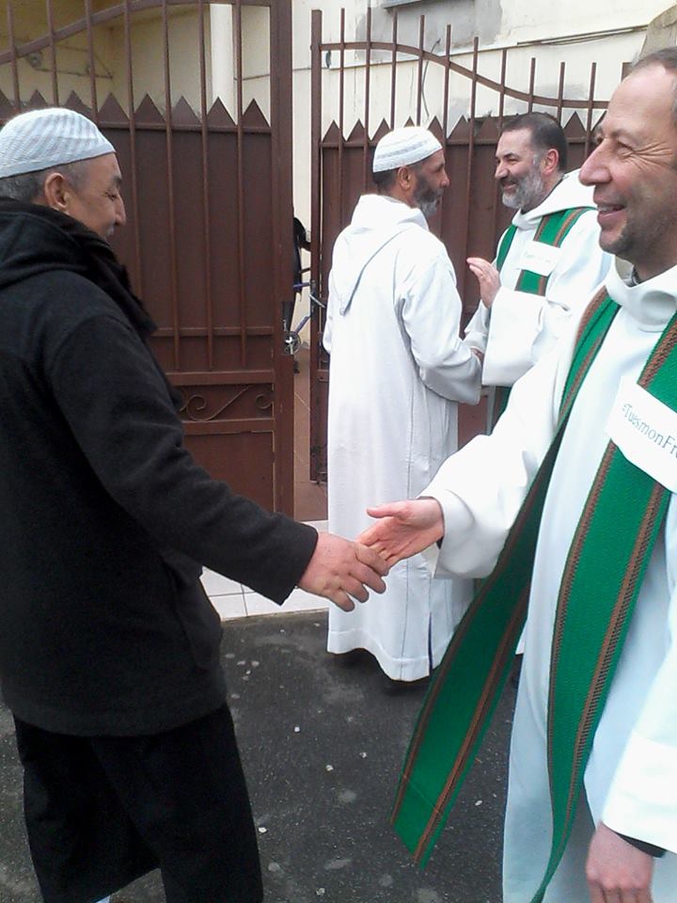 Alors que la mosquée du Mans a été attaquée avec des grenades et des balles à la suite des attentats, des prêtres catholiques des paroisses voisines sont venus saluer le vendredi 16 janvier (jour de prière) l'Imam Mohamed Lamaachi et les fidèles.
Plus d'information ici: http://www.ouest-france.fr/geste-symbolique-au-mans-deux-cures-devant-la-mosquee-pendant-la-priere-3119357