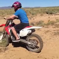 Regis fait de la moto