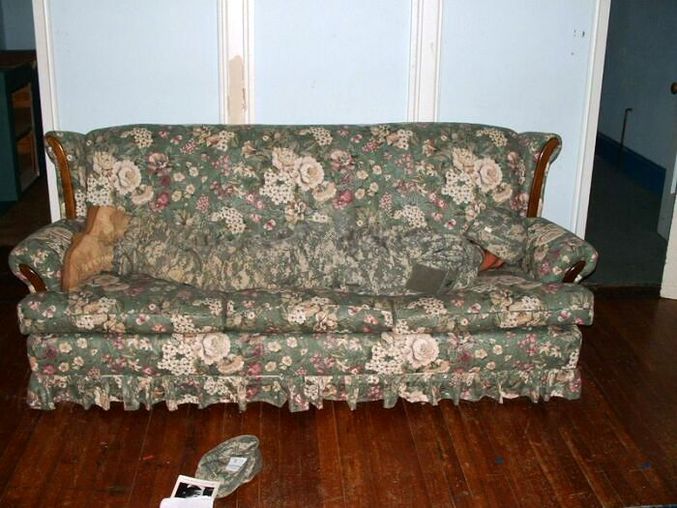 Une manière de dormir incognito sur un canapé.