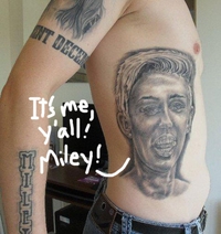 Un tatouage (moche) de fan...