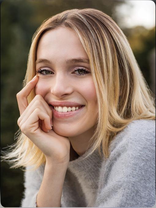 Miss France : Andréa Furet, première femme transgenre à tenter sa chance pour le concours de beauté

En lice pour le concours de Miss Paris 2022, Andréa Furet pourrait, selon sa progression dans le concours de beauté, devenir la première candidate transgenre à participer à l'élection de Miss France.
C'est une question de diversité et de représentation qui pourrait bien se jouer dans les prochains mois. Alors que le concours de beauté Miss France a, pour la première fois de son histoire, indiqué ne voir "aucun problème" à intégrer des femmes transgenres, une candidate se présente à une élection locale.

En décembre dernier, Alexia Laroche-Joubert, présidente du Comité Miss France et directrice générale d'Adventure line productions, qui produit l'émission du concours mais aussi Koh-Lanta par exemple, avait en effet soufflé un vent de modernité sur le concours, taxé d'être rétrograde, par cette déclaration.

Élisabeth Moreno, ministre de l'Égalité entre les femmes et les hommes, de la Diversité, avait de son côté déclaré : "Ce n'est pas moi qui écris les règles de Miss France, mais pourquoi pas ? Ça manque d'inclusion c'est certain", rappelle le média LGBTQ+ Têtu.

C'est donc désormais chose faite avec la participation d'Andréa Furet.

La candidate n'est pas inconnue des téléspectateurs puisqu'elle est apparue dans le téléfilm "Il est elle" portant sur la transidentité sur TF1. L'actrice de 19 ans s'est donc qualifiée parmi les 158 prétendantes au titre de Miss Paris. Il faudra toutefois encore passer quelques étapes pour la voir éventuellement le soir de la grande finale sur TF1.


https://www.midilibre.fr/amp/2022/05/18/miss-france-andrea-furet-premiere-femme-transgenre-a-tenter-sa-chance-pour-le-concours-de-beaute-10302432.php
