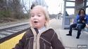 Etonnement, crainte, émerveillement... d'une fillette voyant passer un train tout près d'elle