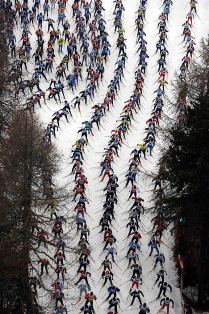 Un beau défilé de skieurs au départ d'une course.