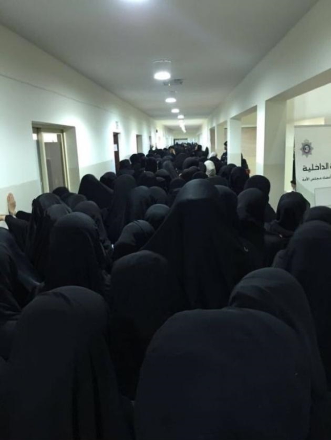 non ce sont les femmes au bureau de vote au Koweït