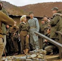 Marilyn Monroe, en tournée dans les cantonnements américains, pendant la guerre de Corée