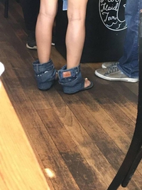 Les jeans taille basse ça devient n'importe quoi