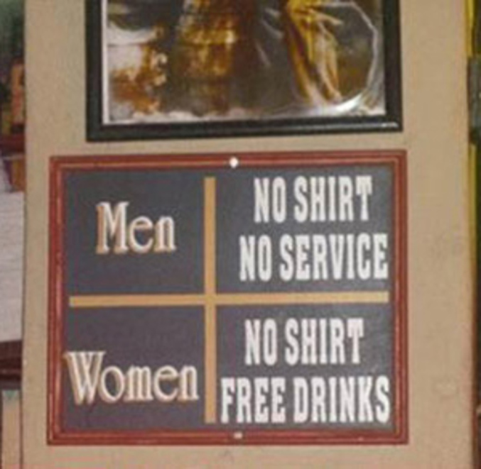 Un bar où l'on n'accepte pas les nudistes ... masculins !