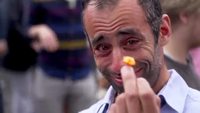 1000 personnes mangent un piment très fort en même temps