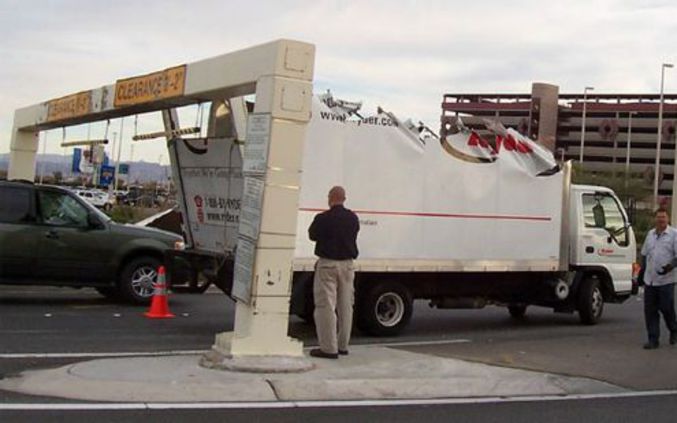 Un camionneur qui n'a pas bien lu le panneau concernant la hauteur maximale.