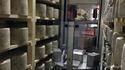Un robot tourne-fromage retourne et brosse 5000 meules de cheddar chaque semaine et en 96 heures
