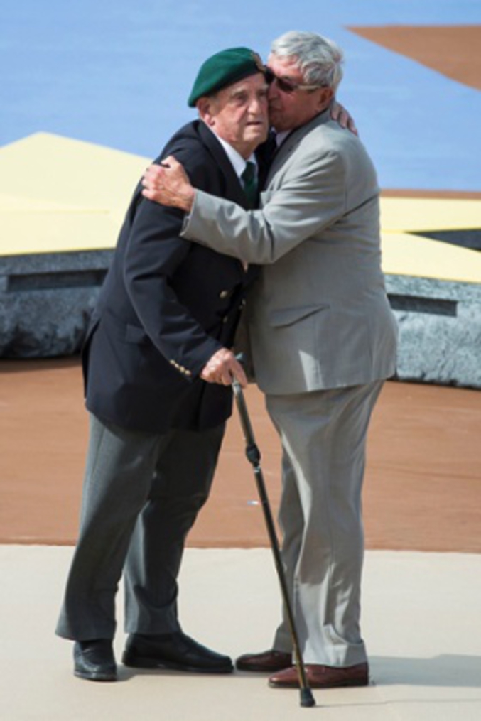 Une des plus belles images de ces commémorations restera assurément celle de Léon Gautier (91 ans) et Johannes Börner (88 ans), le premier officiant comme un des 177 français dans le Commando Kieffer et le deuxième étant parachutiste dans la l3e division d'élite de la Wehrmacht. Capturé par les Alliés à Falaise en août 1944, Johannes reste en France après sa libération en 1947 et s'installe à Ouistreham en Normandie. Les deux hommes habitent dans la même ville, commencent à se raconter leurs histoires respectives puis se lient d'amitié.