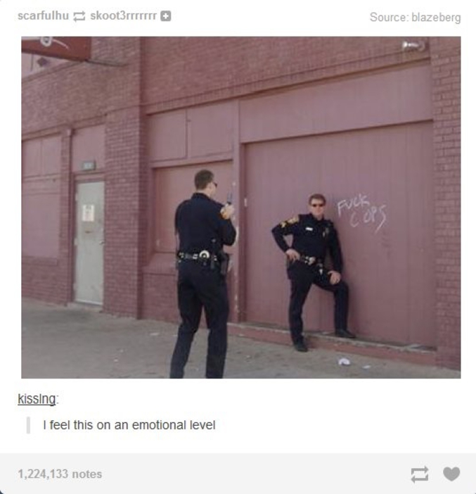 Un policier prend la pose devant un message.