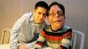 Adam Pearson (à votre droite) et son frère jumeau