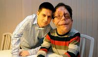 Adam Pearson (à votre droite) et son frère jumeau