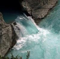 L'affluent d'une rivière dans les Rocheuses canadiennes