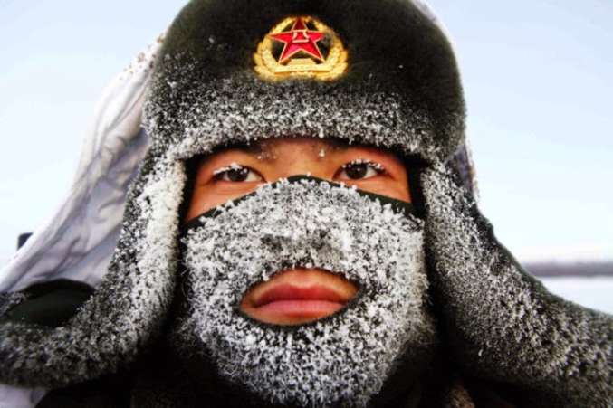 Un soldat chinois à la frontière Chine-Russie, alors que les températures extérieures atteignaient les -32 degrés au plus chaud de la journée. (photo Reuters)