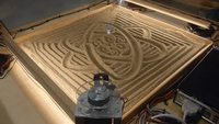 La machine qui fait des dessins dans le sable