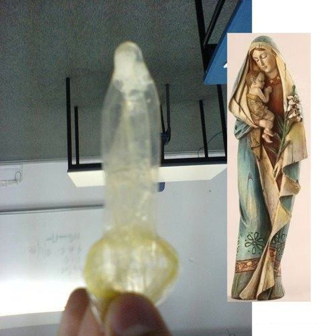 La vierge dans un préservatif
