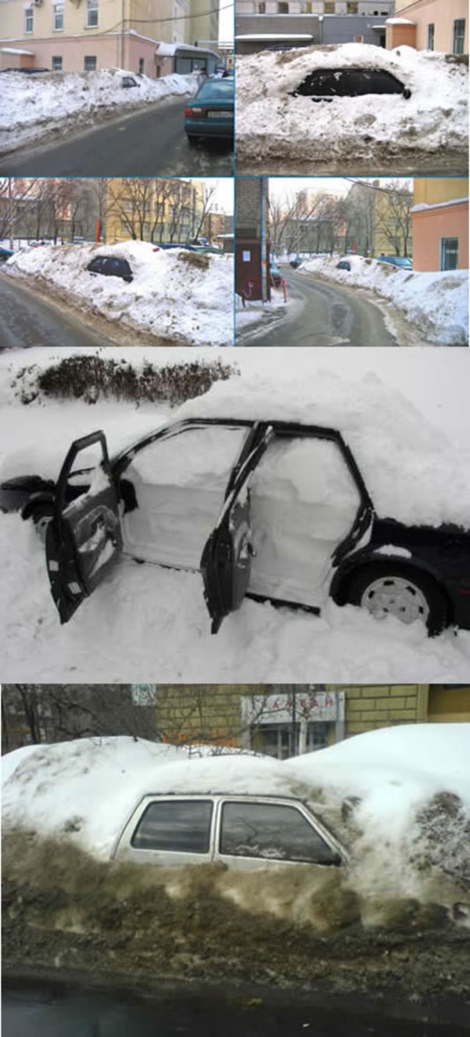Une voiture totalement recouverte de neige.