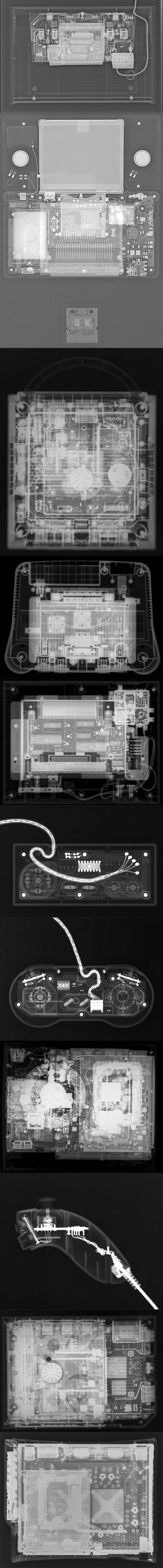 Des consoles et leurs manettes aux rayons X.