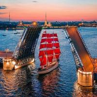 Jolie photo : un pont se lève, un voilier passe...