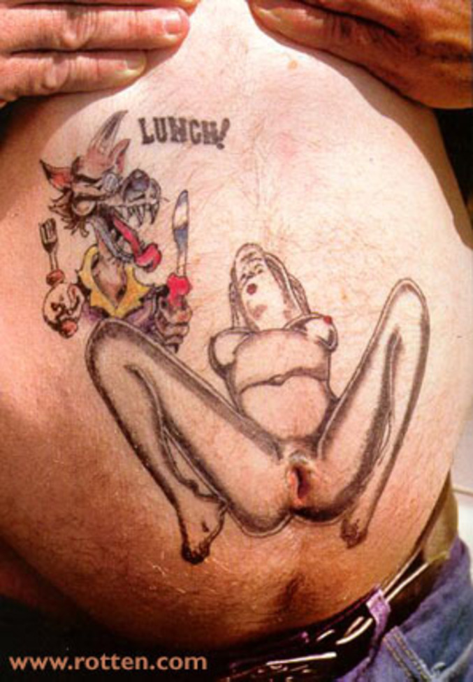 Un homme s'est fait tatoué une femme autour du nombril.