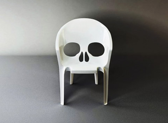 Une chaise en forme de tête de mort